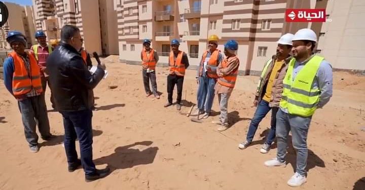 «جاوب واكسب».. عمرو الليثي يفاجئ العمال بحدائق العاصمة الإدارية بمكافآت مالية 1