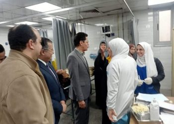 رئيس جامعة بنها يعاين الخدمة الطيبة بالمستشفى الجامعي 1