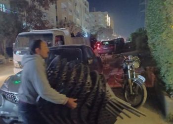 محافظة الجيزة تستجيب لشكاوي المواطنين وتزيل اشغالات مقهى يعيق حركة المرور بالطريق العام 5