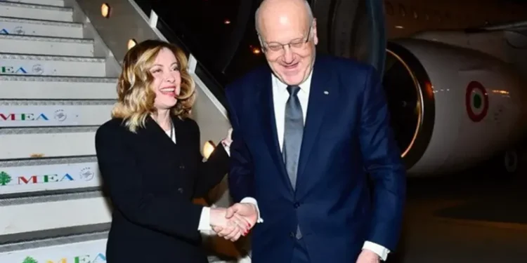 «خدها بالحضن وباسها».. رئيس وزراء لبنان يتعرض لموقف محرج ويقبل سيدة بدلا من نظيره الإيطالي| فيديو