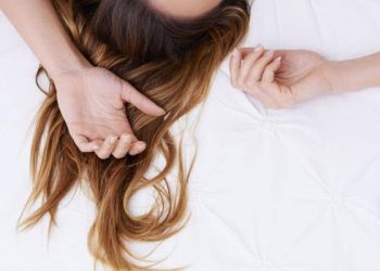 كيف تحمي شعرك من التقصف والتساقط أثناء النوم؟ 3