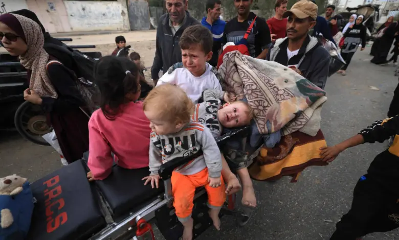 استشهاد 10 أشخاص في قصف إسرائيلي بدير البلح 1