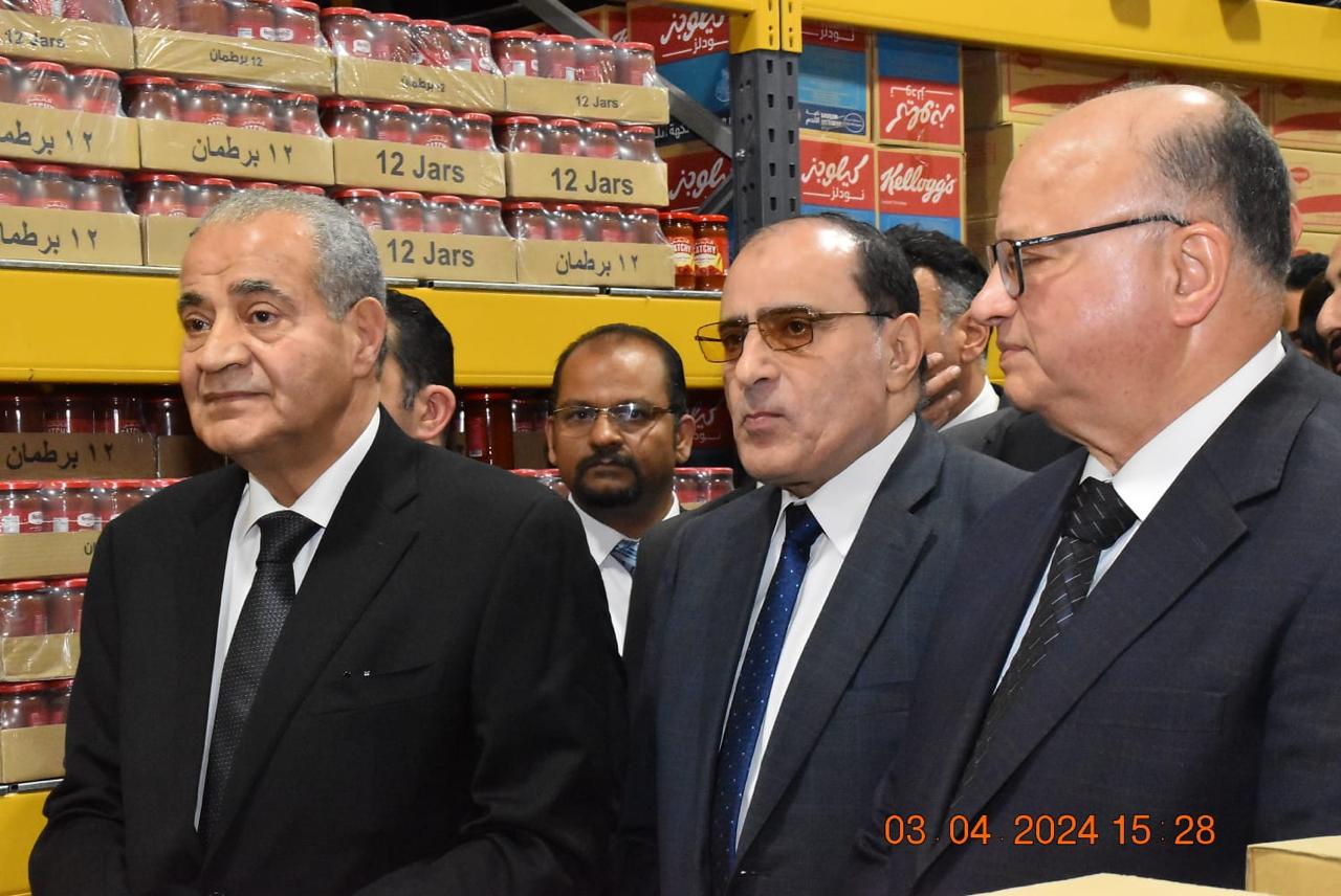 وزير التموين يفتتح متجر "سوبيكو" في حي الأسمرات 2