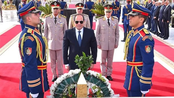 الرئيس السيسي يضع إكليلا من الزهور على النصب التذكاري للجندي المجهول.. إحتفالا بذكرى عيد تحرير سيناء 2