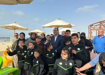 رئيس الوزراء يلتقط الصور التذكارية مع ذوي الهمم على شاطئ "قادرون" بدمياط