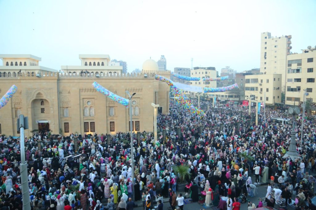 وسط فرحة من الجميع.. شاهد بالصور المواطنين يحتفلون بعيد الفطر 3