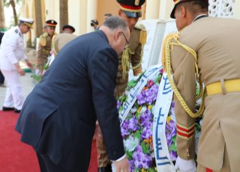 محافظ القاهرة يضع إكليلا من الزهور على مقابر شهداء المنطقة العسكرية بـ الخفير