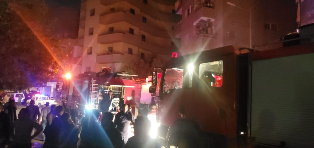 بالصور.. نشوب حريق مروع في ورشة بمنطقة الشادر بأسيوط 2