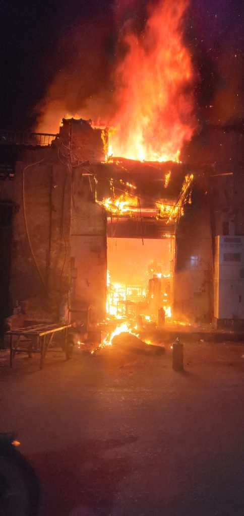 بالصور.. نشوب حريق مروع في ورشة بمنطقة الشادر بأسيوط 3