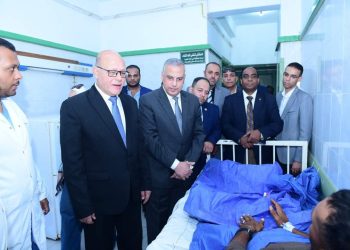 محافظ سوهاج يزور مصابي غزة بالمستشفى الجامعي