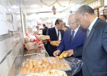 محافظ القاهرة يجري جولة مفاجئة على المخابز