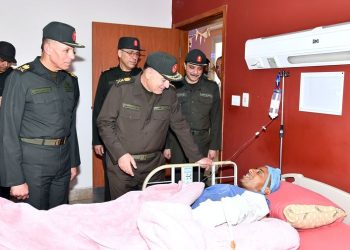 رئيس الأركان يزور عددا من المصابين بمستشفى القوات المسلحة بالحلمية