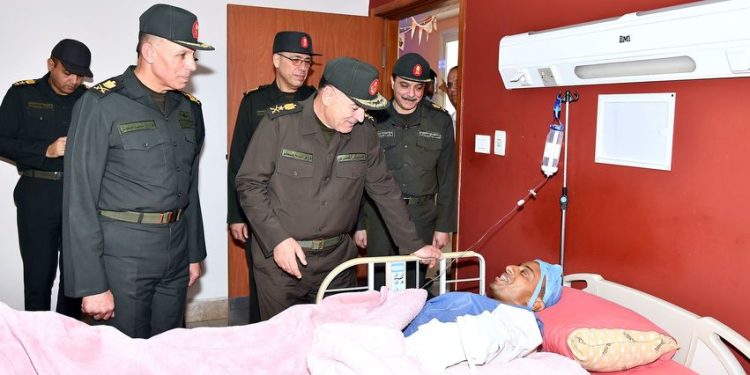 رئيس الأركان يزور عددا من المصابين بمستشفى القوات المسلحة بالحلمية