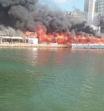 حريق يلتهم كافيتريات بمنطقة سابا باشا بالإسكندرية | صور