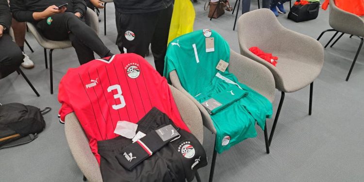 منتخب الصالات بالقميص الأحمر في مباريات دور المجموعات بكأس الأمم الأفريقية 1