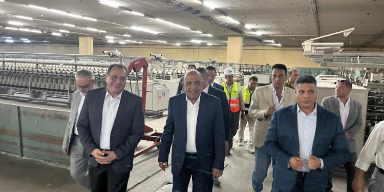 وزير قطاع الأعمال يتفقد مصانع شركة مصر شبين الكوم للغزل والنسيج بـ المنوفية