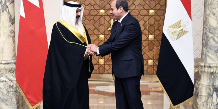 الرئيس السيسي يودع عاهل البحرين بمطار القاهرة في ختام زيارته لمصر 1