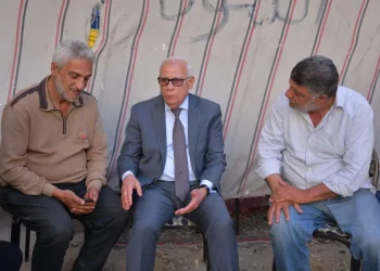 محافظ بورسعيد يزور أسر ضحايا حادث طريق 23 ديسمبر