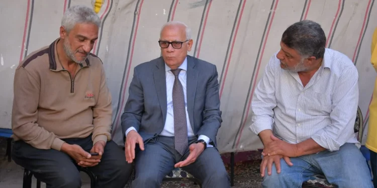 محافظ بورسعيد يزور أسر ضحايا حادث طريق 23 ديسمبر