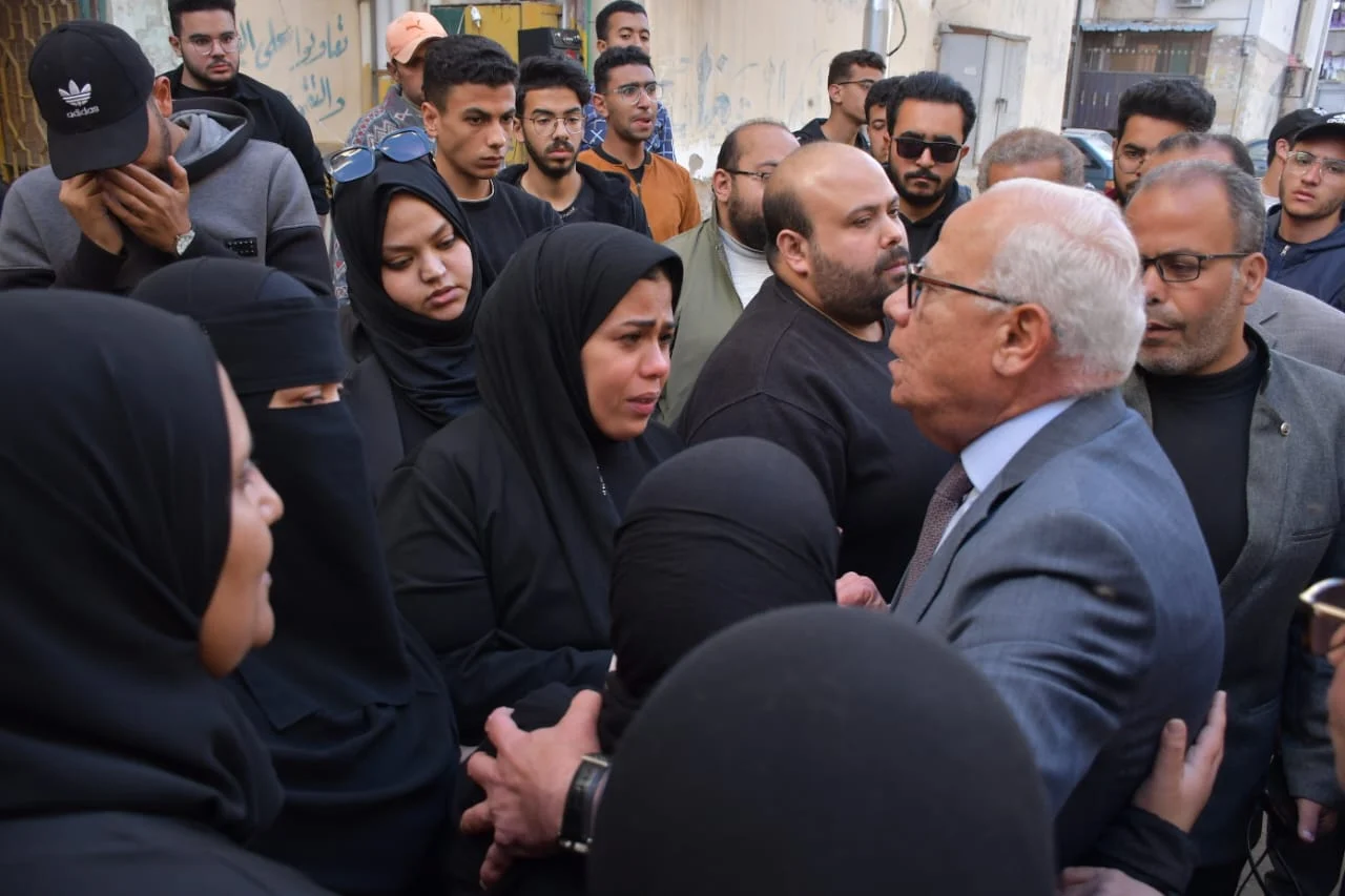 محافظ بورسعيد يزور أسر ضحايا حادث طريق 23 ديسمبر 1