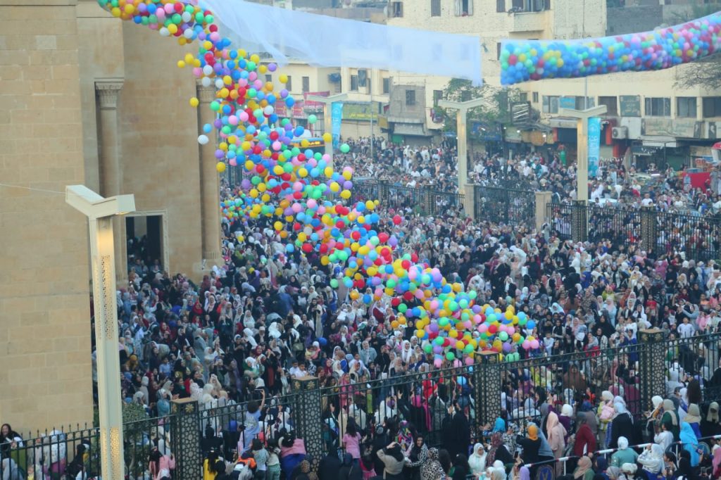 وسط فرحة من الجميع.. شاهد بالصور المواطنين يحتفلون بعيد الفطر 1