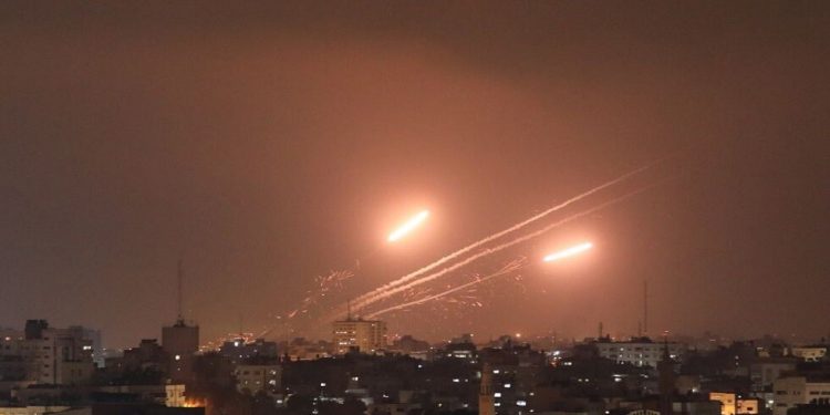 رشقات صاروخية تنطلق من غزة باتجاه إسرائيل