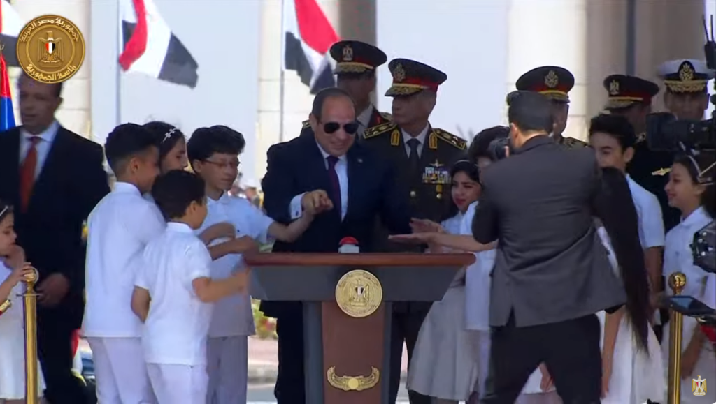 السيسي يرفع العلم على أطول ساري في العالم بالعاصمة الإدارية الجديدة 1