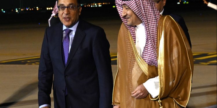 رئيس الوزراء يصل "الرياض" للمشاركة في المنتدى الاقتصادي العالمي نيابة عن الرئيس 1