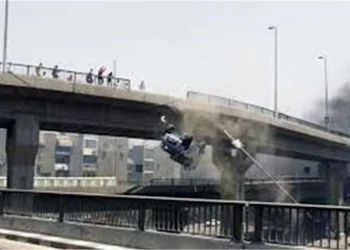 سقوط سيارة من أعلى كوبري على شريط مترو روض الفرج.. وتوقف حركة القطارات