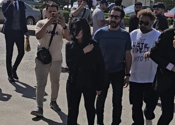 أحمد حلمي ومنى زكي والسقا أول الحاضرين في جنازة صلاح السعدني بمسجد الشرطة 5