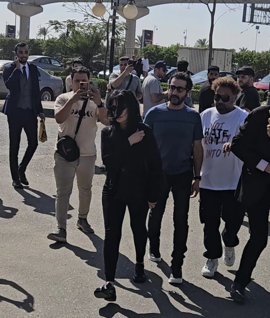 أحمد حلمي ومنى زكي والسقا أول الحاضرين في جنازة صلاح السعدني بمسجد الشرطة 2