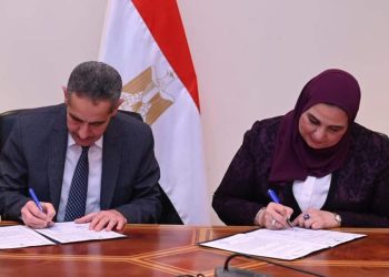 وزيرة التضامن ومحافظ الغربية يوقعان عقد تمليك مقر لبنك ناصر بطنطا 2