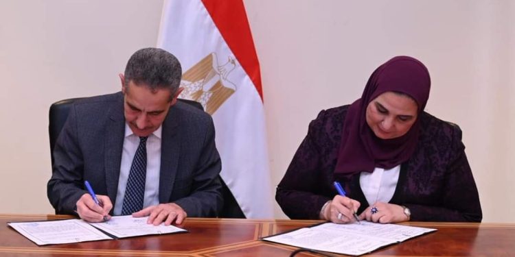 وزيرة التضامن ومحافظ الغربية يوقعان عقد تمليك مقر لبنك ناصر بطنطا 1