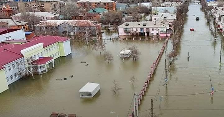 مدينة روسية تدعو إلى إجلاء جماعي بعد ارتفاع منسوب الفيضانات 1