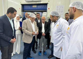 وزير التجارة ومحافظ بورسعيد يتفقدان مصنع بورسعيد ستار لإنتاج الأسماك المدخنة 6