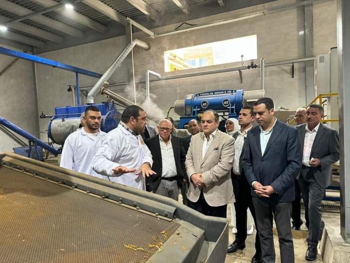 وزير التجارة ومحافظ بورسعيد يتفقدان مصنع بورسعيد ستار لإنتاج الأسماك المدخنة 3
