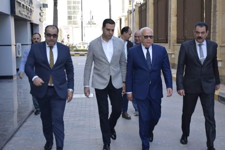 محافظ بورسعيد يتفقد سير العمل بالمجمع الاسترشادي المطور بمجمع المصالح 5