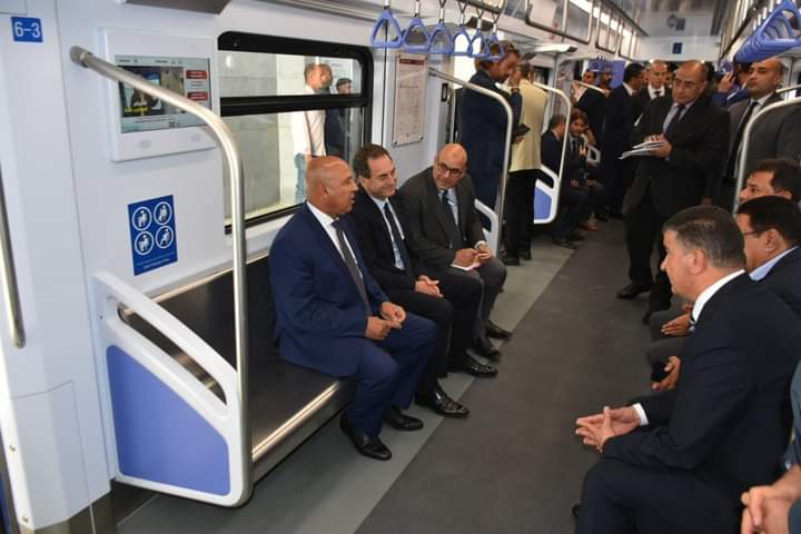 وزير النقل والسفير الفرنسي يستقلان القطار الكهربائي الخفيف LRT لمتابعة مستويات الخدمة المقدمة للركاب 6