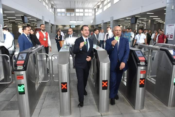 وزير النقل والسفير الفرنسي يستقلان القطار الكهربائي الخفيف LRT لمتابعة مستويات الخدمة المقدمة للركاب 4