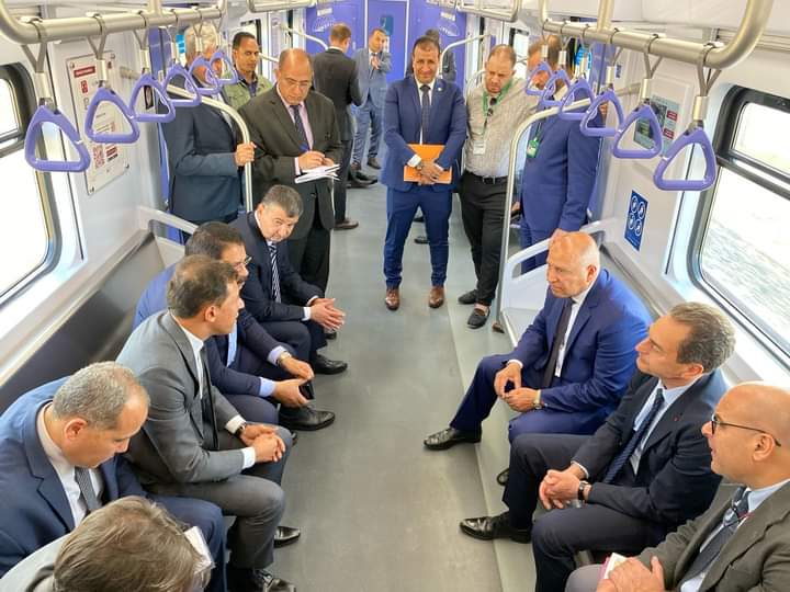 وزير النقل والسفير الفرنسي يستقلان القطار الكهربائي الخفيف LRT لمتابعة مستويات الخدمة المقدمة للركاب 2