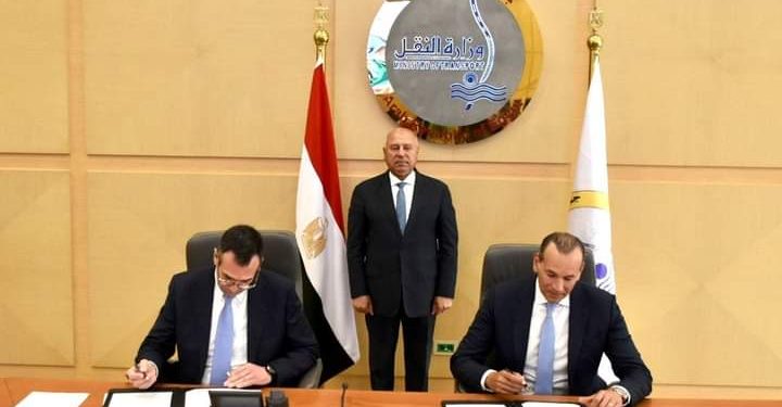 وزير النقل يشهد توقيع عقد تنفيذ أعمال البنية الفوقية لمشروع محطة الحاويات تحيا مصر 1
