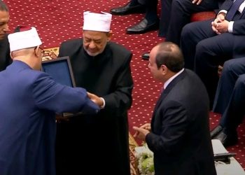 الإمام الأكبر يهدي الرئيس السيسي الإصدار الثاني من مجلة الأزهر 3