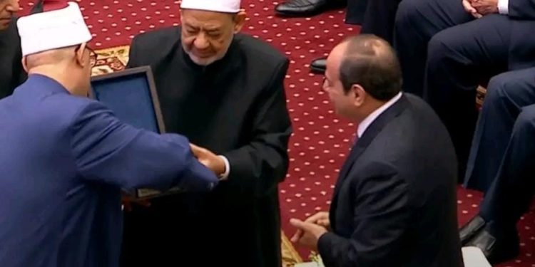 الإمام الأكبر يهدي الرئيس السيسي الإصدار الثاني من مجلة الأزهر 1