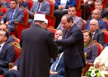 وزير الأوقاف يُهدى الرئيس السيسي موسوعة "رؤية" في احتفالية "ليلة القدر" 3