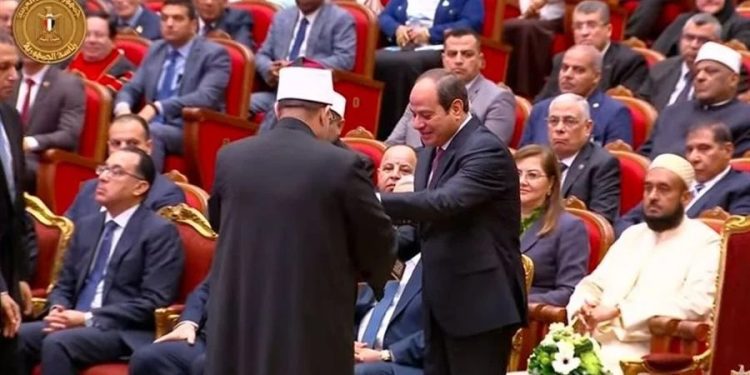 وزير الأوقاف يُهدى الرئيس السيسي موسوعة "رؤية" في احتفالية "ليلة القدر" 1