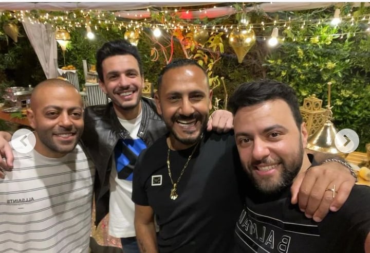 بعد خضوعه لعملية جراحية: أحدث ظهور لـ محمد العمروسي مع أصدقائه 3