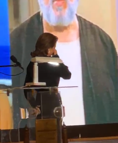 ريهام عبد الغفور باكية أثناء تكريم والدها بالمسرح القومي: متاكدة أنه موجود معايا بروحه 2
