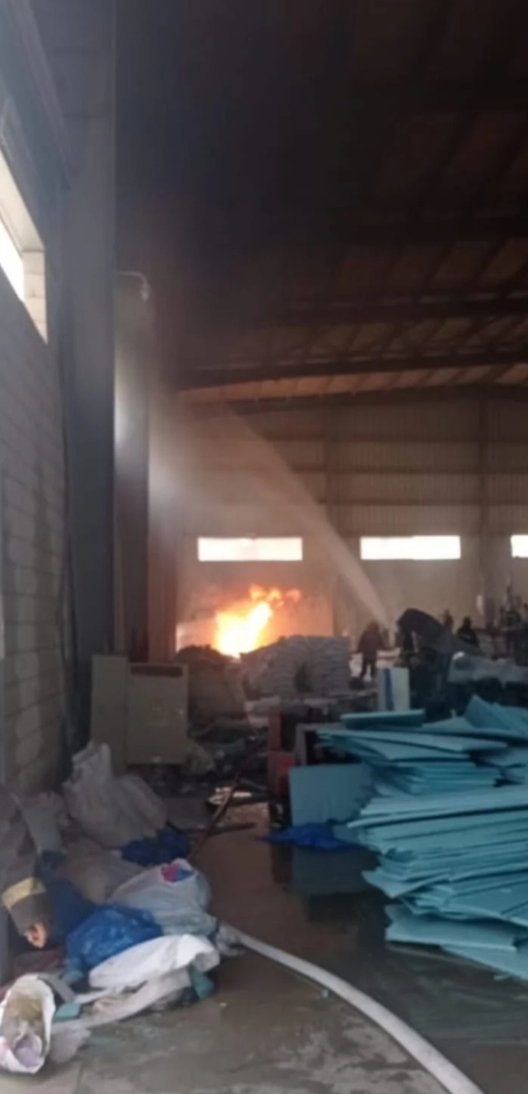 اندلاع حريق هائل داخل مصنع فوم بمدينة بدر 1