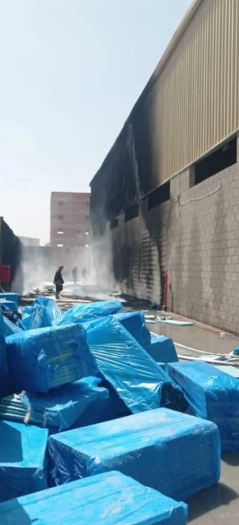 اندلاع حريق هائل داخل مصنع فوم بمدينة بدر 2