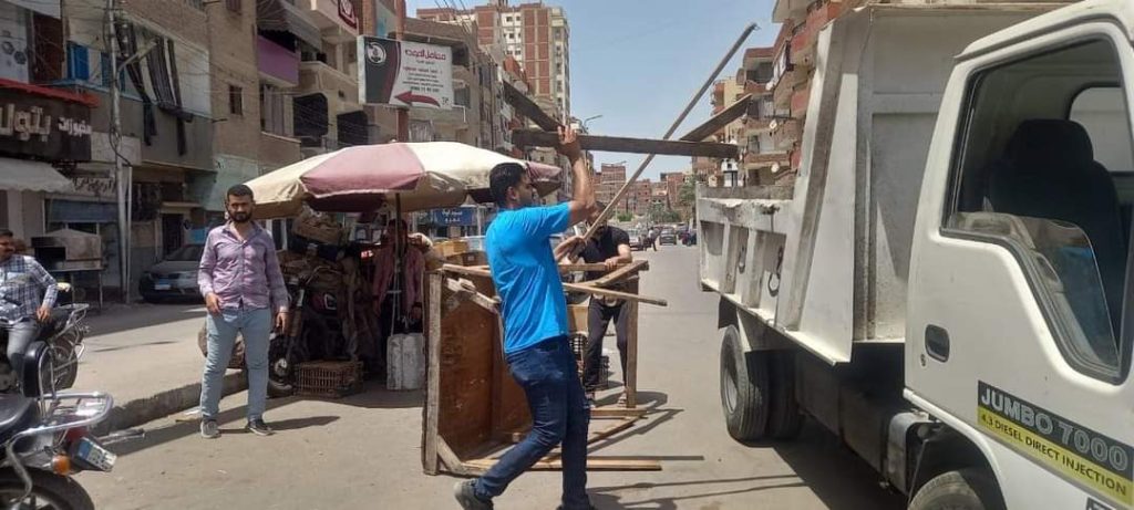 تحرير 12 محضر خلال حملة إزالة الإشغالات والتعديات على حرم الطريق بحي ثان مدينة الإسماعيلية 4